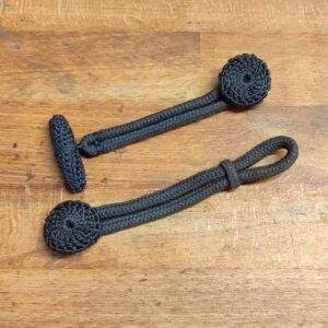 Spínání pod límec kabátu - Mantelschlinge